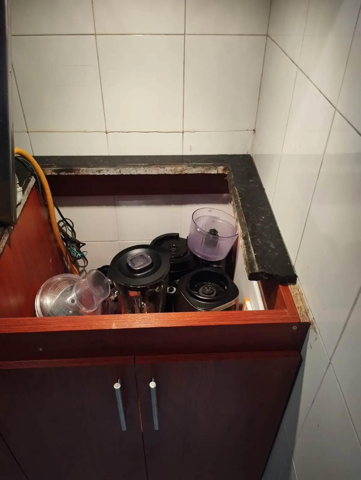 Mesón de cocina durante la instalación y ajuste de sus componentes