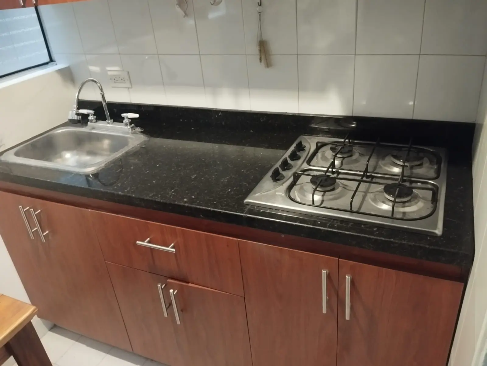 Cocina renovada con mesón, lavaplatos y estufa instalados