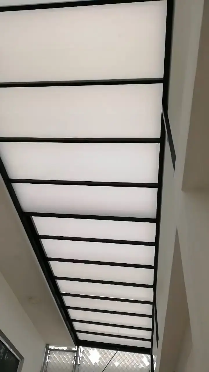 Cubierta de policarbonato vista desde el interior de un corredor