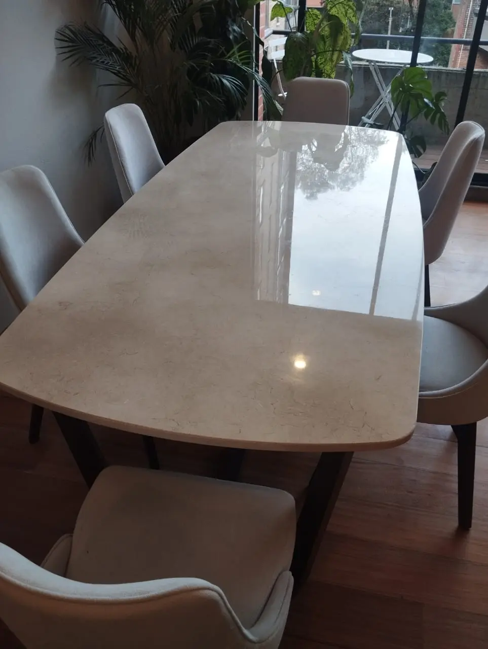 Mesa de piedra terminada con una superficie limpia, uniforme y brillante