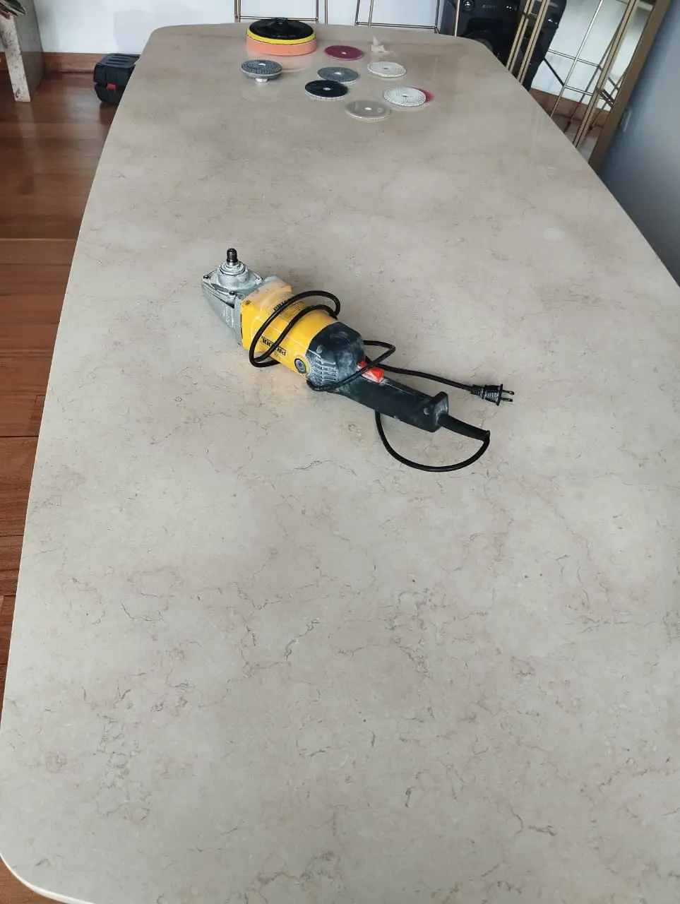 Mesa de piedra durante el proceso de pulido, con la máquina y los discos de trabajo