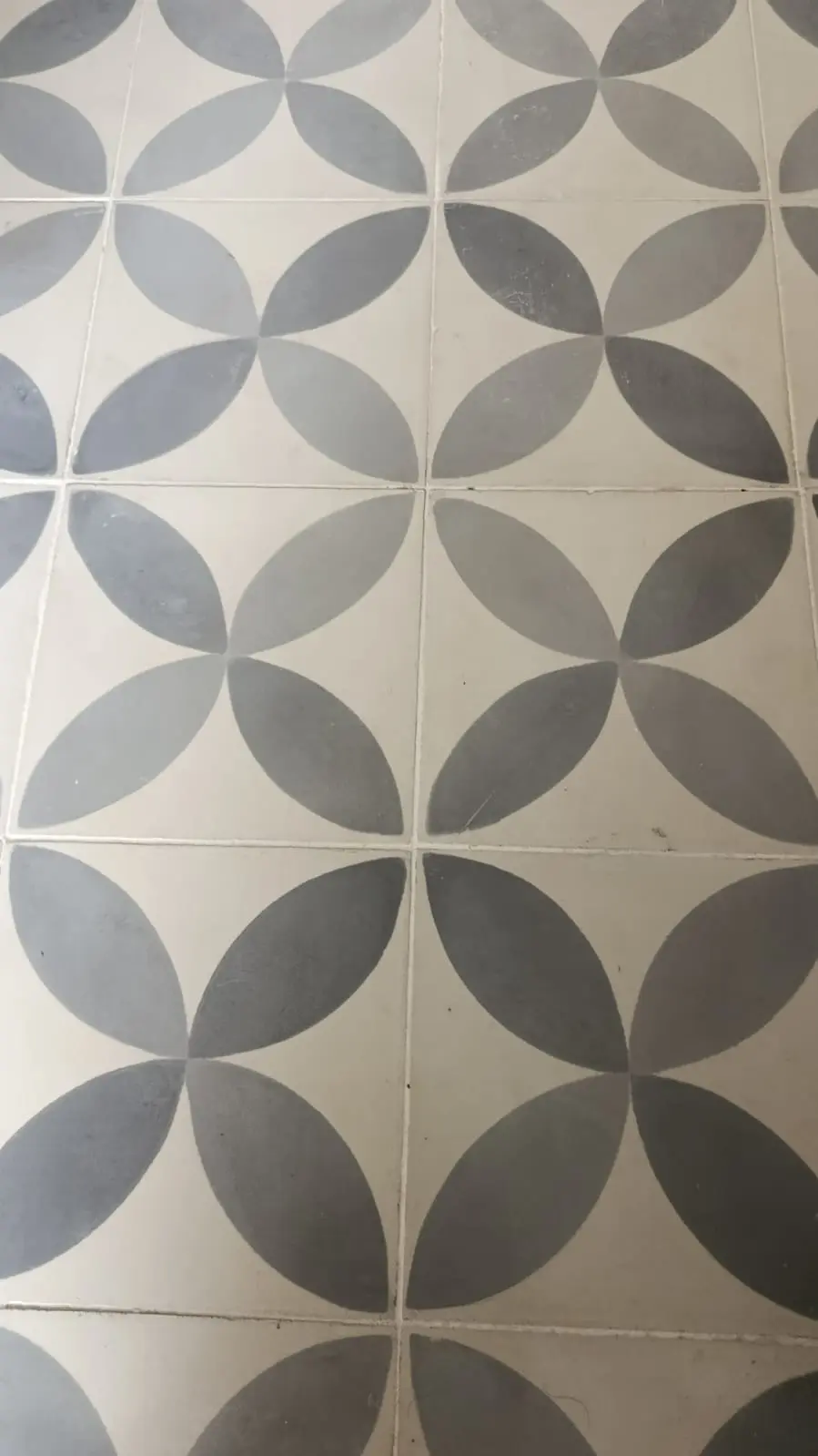 Detalle de un piso de baldosa geométrica opaco antes de la recuperación