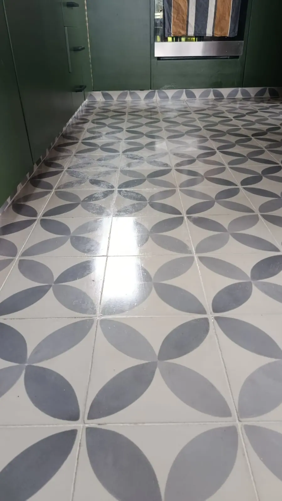 Piso de baldosa geométrica renovado y brillante en la cocina