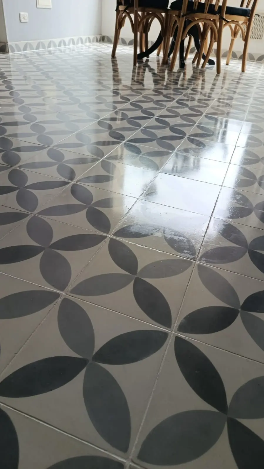 Piso de baldosa geométrica renovado y brillante en el comedor