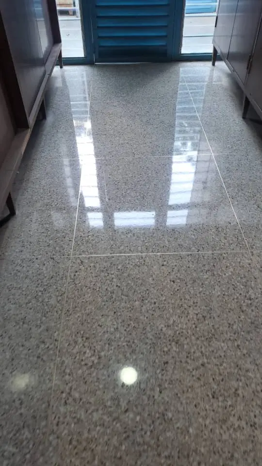 Piso de granito pulido con un acabado brillante y reflectante
